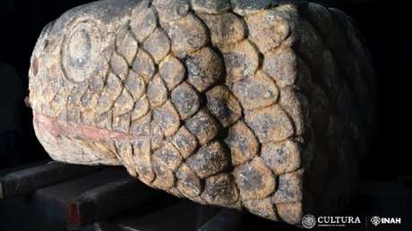Recuperan los colores originales de una monumental cabeza de serpiente mexica