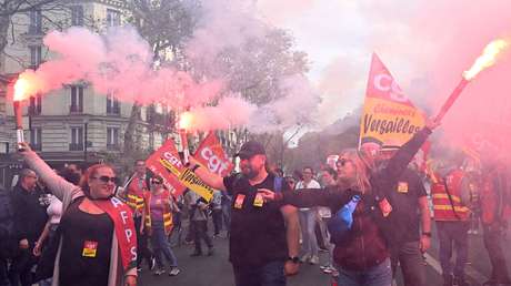 Policía choca con manifestantes en París en una protesta por mejoras salariales (VIDEOS)