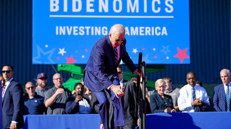 Biden tropieza dos veces al subir por las escaleras de un podio (VIDEO)