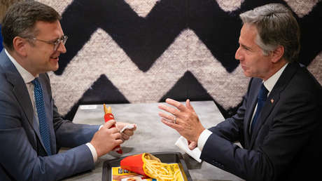 Canciller ucraniano revela que pidió a Blinken llevar de vuelta McDonald's a Ucrania