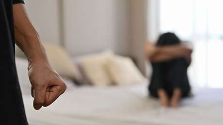 Hombre conoce a una mujer en una app de citas y la amenaza con destriparla con un cuchillo