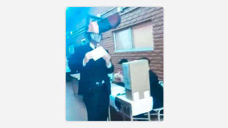 VIDEOS: Un hombre vota en Argentina disfrazado de motosierra y genera división de opiniones