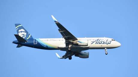 Piloto estadounidense fuera de servicio intenta apagar los motores de un avión en pleno vuelo