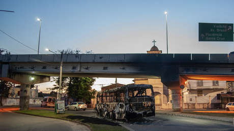 Milicianos parapoliciales incendian al menos 35 autobuses en Río de Janeiro tras la muerte de un jefe criminal