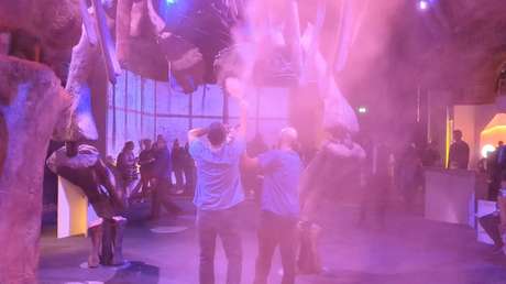 Ambientalistas británicos pintan de naranja el esqueleto de un dinosaurio (VIDEO)