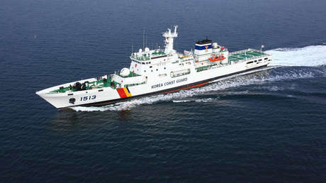 El Ejército surcoreano asiste a un barco a la deriva de Corea del Norte