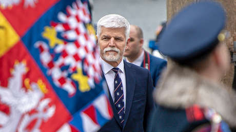 El presidente checo hace 'volar' el gorro de un militar durante una ceremonia oficial (VIDEO)