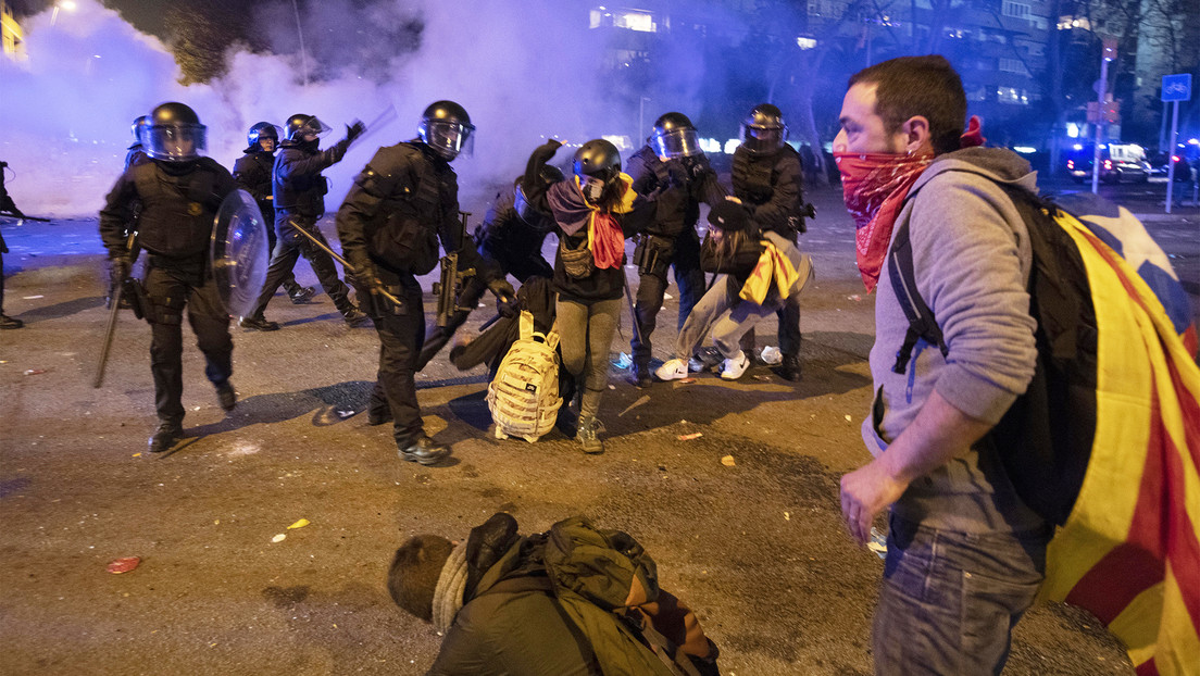 Abren juicio por terrorismo en España a 12 independentistas catalanes en plena negociación de investidura