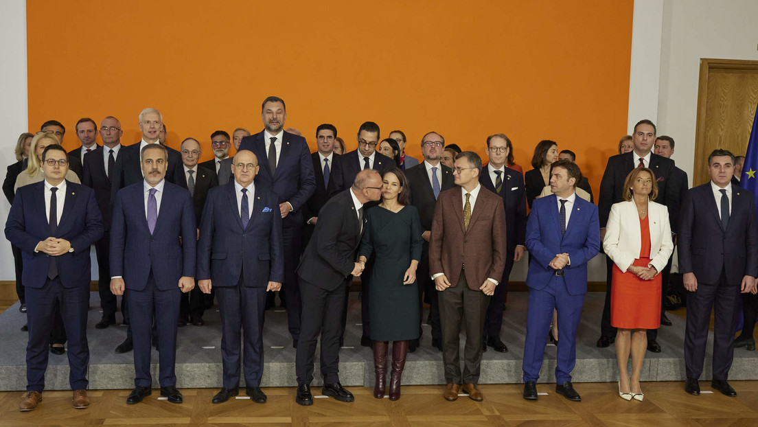 VIDEO: Ministro de Exteriores croata intenta besar a su homóloga alemana frente a las cámaras