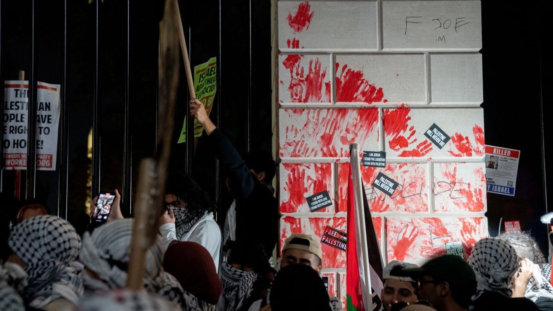 VIDEO: Manifestantes propalestinos manchan con pintura roja la valla de la Casa Blanca e intentan cruzarla