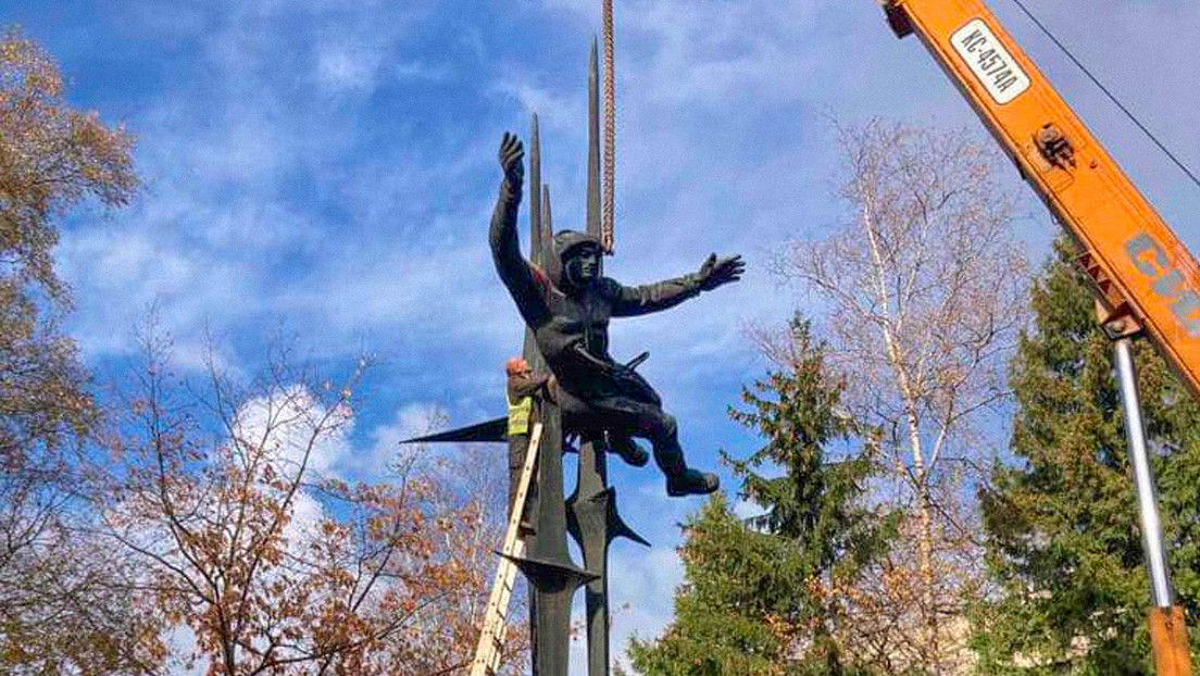 Derriban el monumento a la primera cosmonauta en la ciudad ucraniana de Lvov (VIDEO)