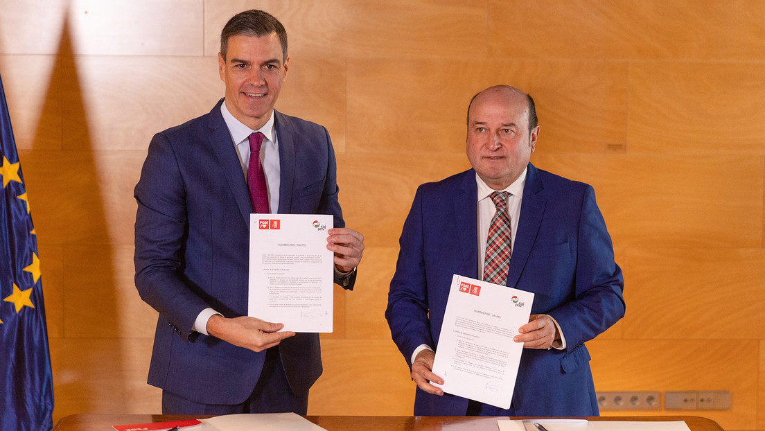 Sánchez firma el último pacto para asegurarse la mayoría absoluta en su investidura