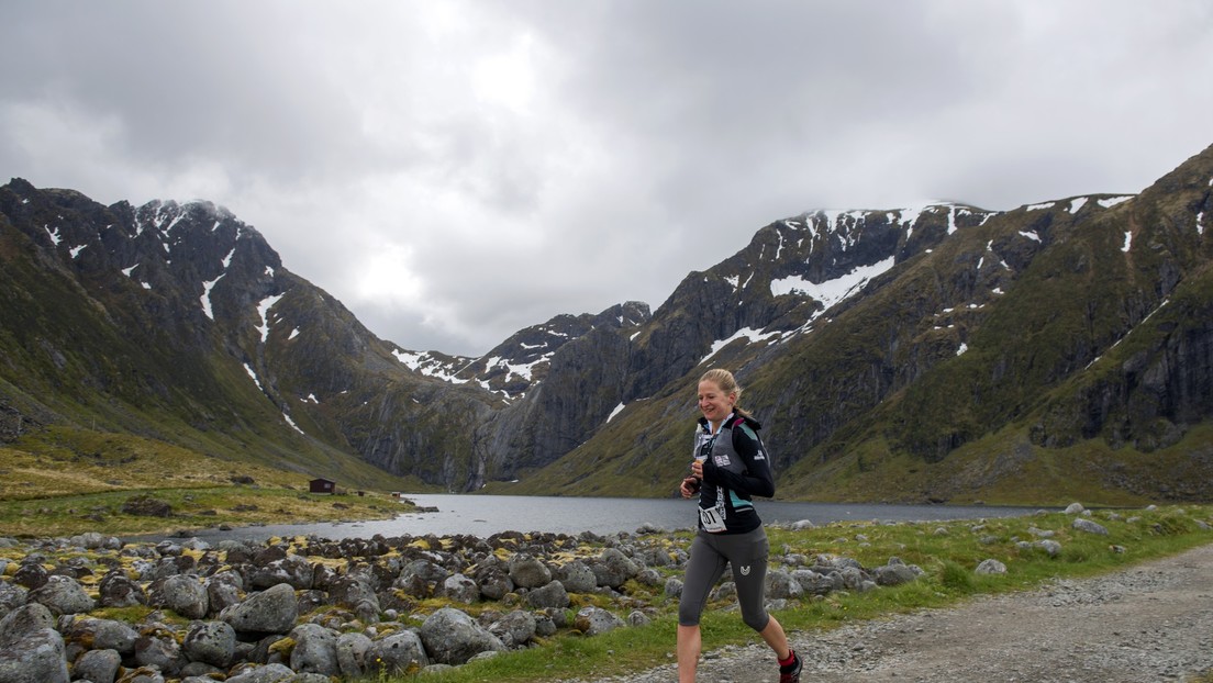 Suspenden a ultramaratonista británica por viajar en auto durante una carrera
