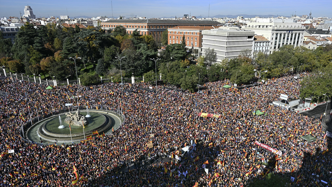 "Ni amnistía ni autodeterminación": protestan en Madrid contra Sánchez y el perdón a los independentistas catalanes