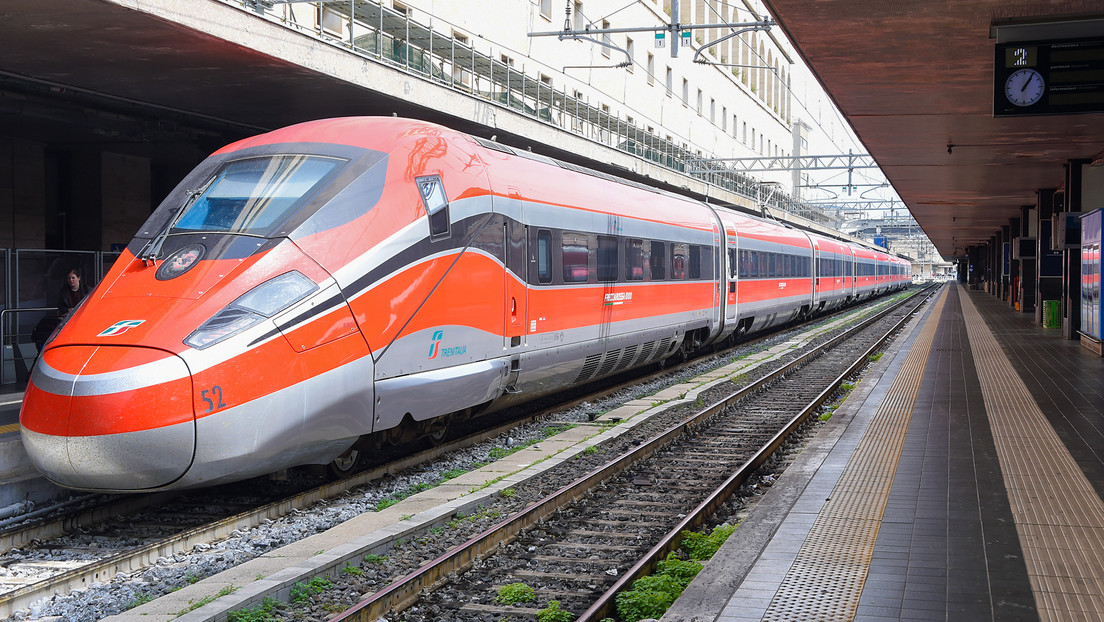 Un ministro italiano detiene un tren en una parada no prevista y genera polémica