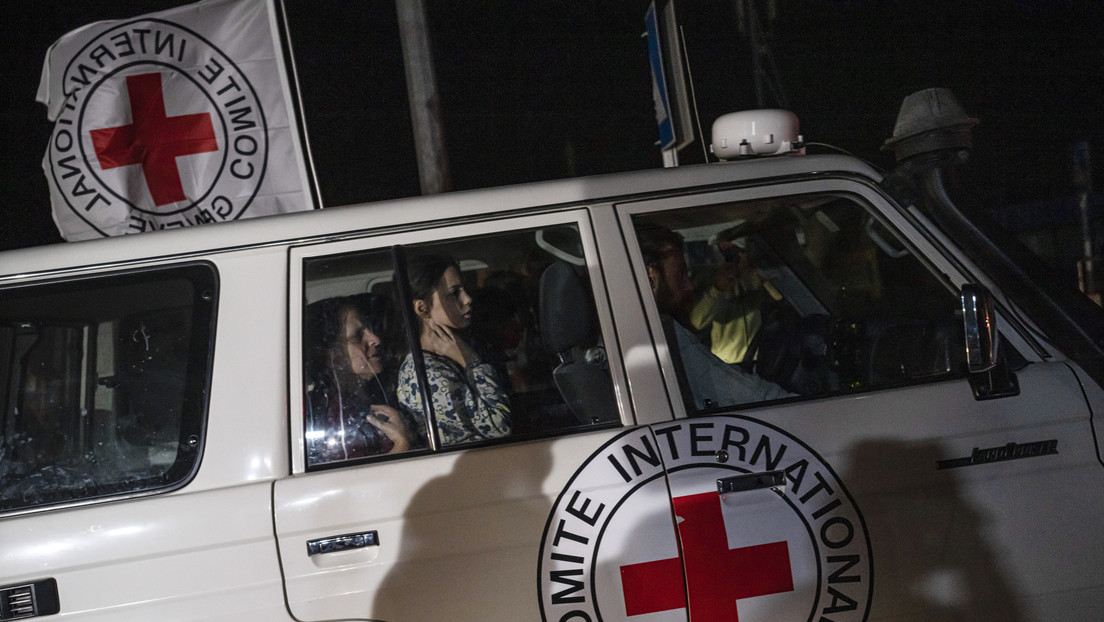 Difunden imágenes de la segunda entrega de rehenes israelíes por Hamás (VIDEO)