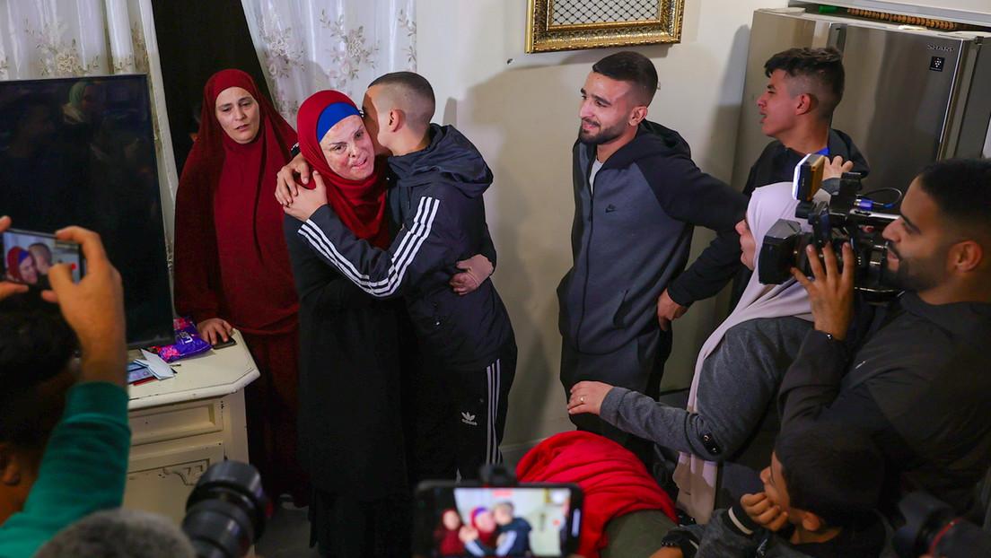 Reos palestinos excarcelados por Israel denuncian hechos de violencia y represión en prisiones