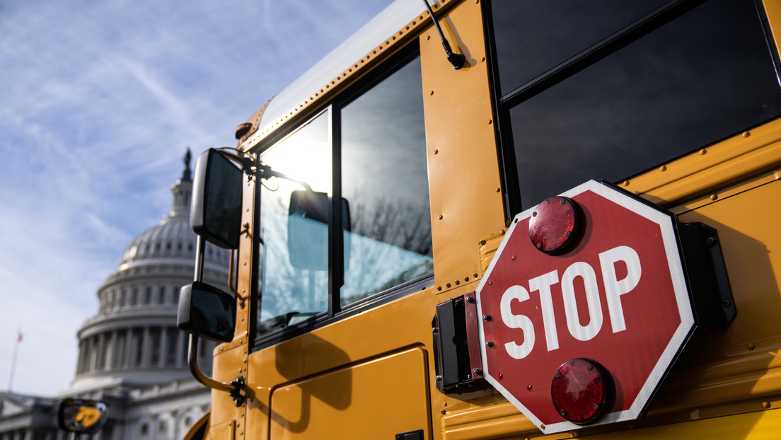 The Times: Alumnos de escuelas británicas podrán usar uniformes del sexo opuesto y elegir otro pronombre