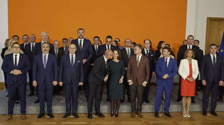 VIDEO: Ministro de Exteriores croata intenta besar a su homóloga alemana frente a las cámaras