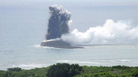 Nueva isla emerge en Japón después de la erupción de un volcán y se cree que sigue expandiéndose (VIDEO)