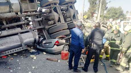 Un tráiler cae de un puente y aplasta varios coches en una vía de México
