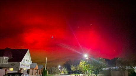 FOTOS: Inusual aurora boreal escarlata ilumina el cielo de Rusia