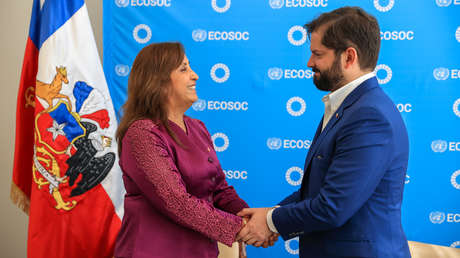 Pedro Castillo critica duramente a Boric por estrechar las manos "manchadas con sangre" de Boluarte