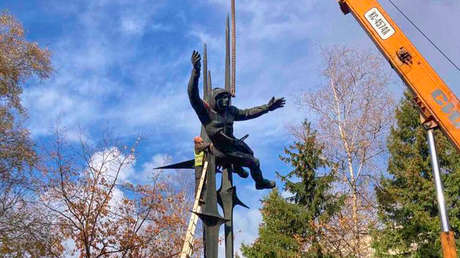 Derriban el monumento a la primera cosmonauta en la ciudad ucraniana de Lvov (VIDEO)