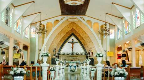 El Vaticano permite a gays y trans ser padrinos y testigos en bodas y bautismos