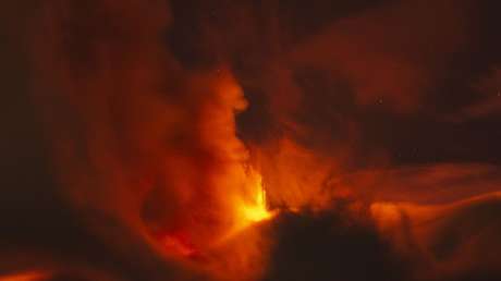 VIDEO: El volcán activo más grande de Europa entra en una violenta erupción con lava y cenizas