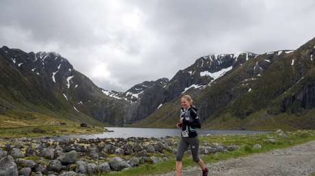 Suspenden a ultramaratonista británica por viajar en auto durante una carrera