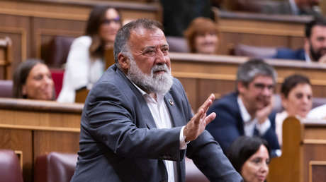 Lanzan un huevo a la cabeza de un diputado socialista cerca del Congreso en Madrid