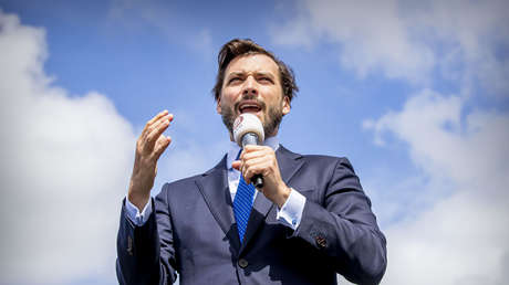 VIDEO: Golpean con una botella a un político neerlandés a dos días de las elecciones