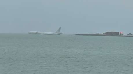 Un avión militar de EE.UU. acaba flotando en aguas de Hawái tras salirse de pista (VIDEO)
