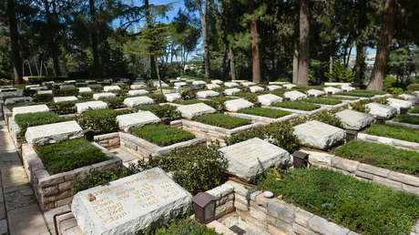 Graban en la lápida de un soldado israelí muerto los nombres de tres padres