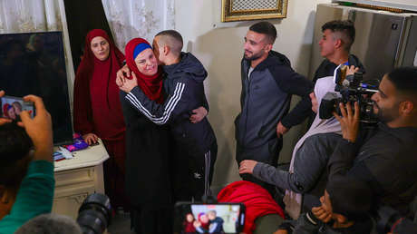 Reos palestinos excarcelados por Israel denuncian hechos de violencia y represión en prisiones