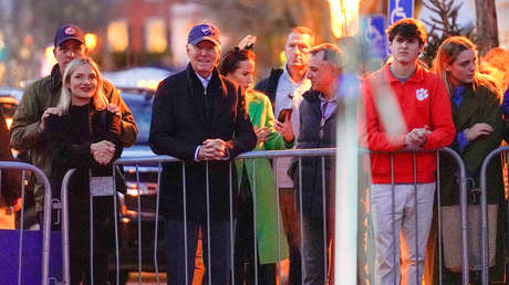 VIDEO: Biden sigue sonriendo mientras es acusado de "genocidio"