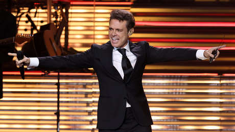 VIDEO: Luis Miguel sufre una caída en pleno concierto en Ciudad de México