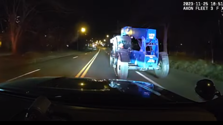VIDEO: La Policía persigue durante más de una hora a un niño que robó una carretilla elevadora
