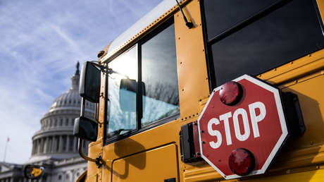 The Times: Alumnos de escuelas británicas podrán usar uniformes del sexo opuesto y elegir otro pronombre