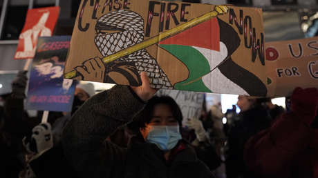 VIDEOS: Choques entre manifestantes propalestinos y la Policía durante el encendido del árbol navideño en Nueva York