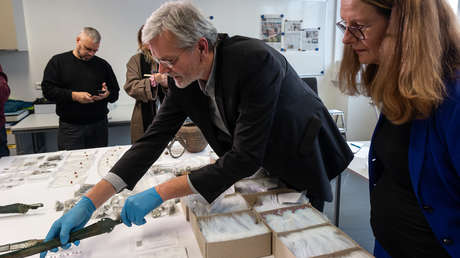 Hallan en Alemania 6.000 monedas de plata, siete espadas de hace 3.000 años y dos relicarios