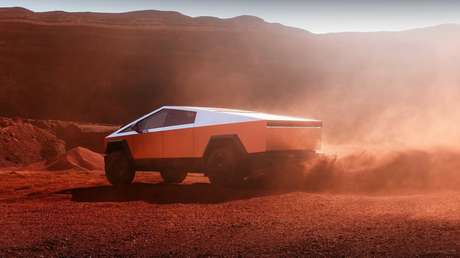 Carrera contra un Porsche 911 y protección antibalas: qué mostró Tesla durante la entrega de los primeros Cybertruck