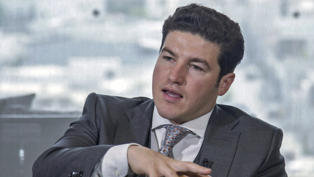 Gobernador interino de Nuevo León renuncia al cargo y facilita el regreso de Samuel García