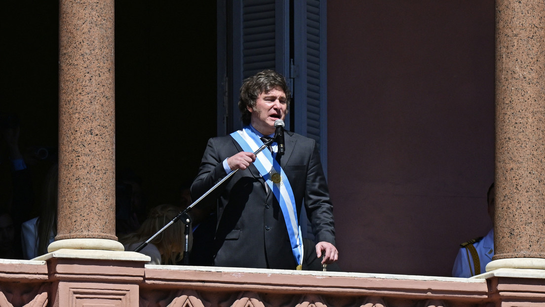 "Es el fin de la noche populista": Milei saluda a sus seguidores desde el balcón de la Casa Rosada