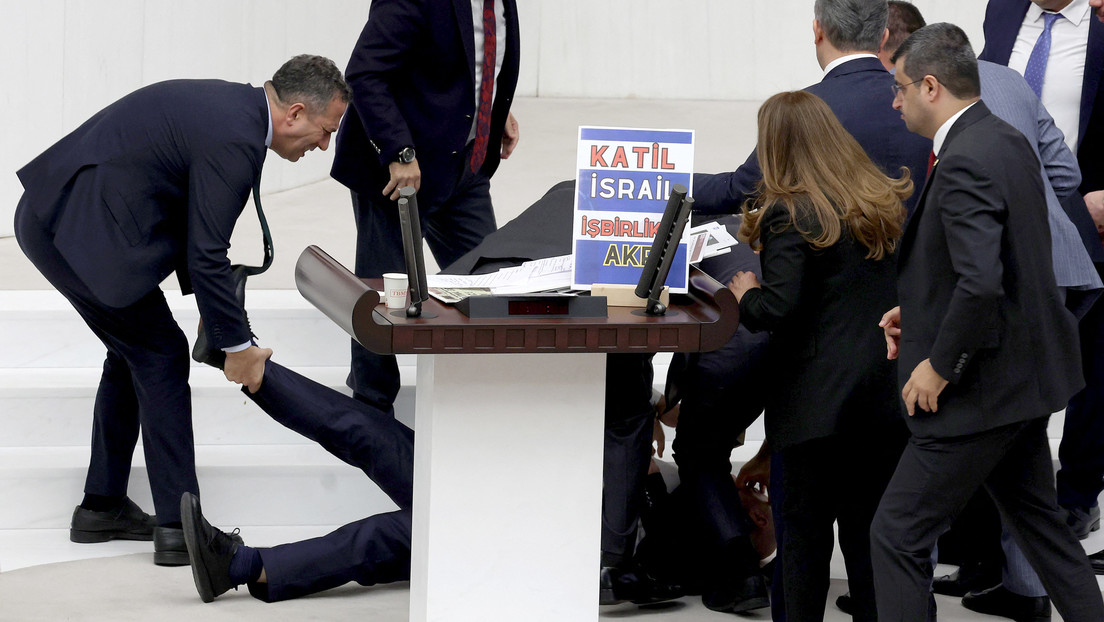 Diputado turco sufre un ataque cardíaco tras asegurar que Alá castigará a quienes apoyen a Israel