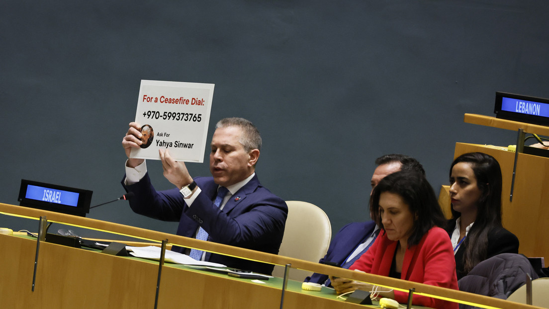 "Si quieren un cese al fuego real, llamen allí": Representante israelí en la ONU muestra el número de la oficina de Hamás en Gaza