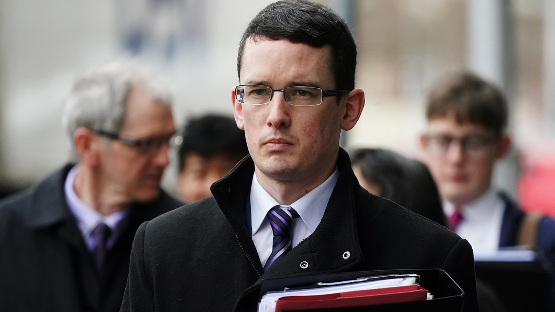 Profesor encarcelado por no usar el pronombre que quería un trans continuará en prisión por desacato