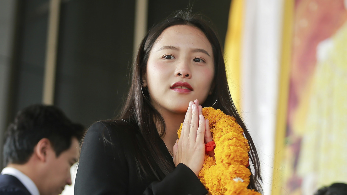 Condenan a 6 años de prisión a una legisladora tailandesa por insultar a la monarquía en redes sociales