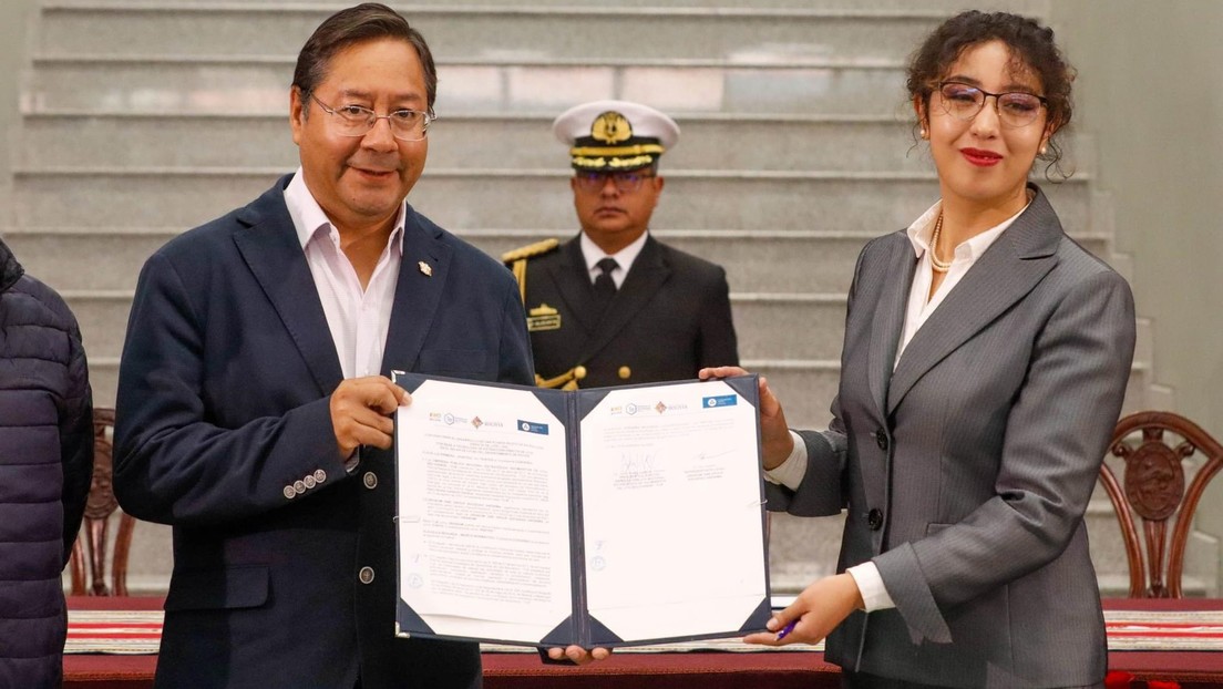 Bolivia firma un contrato con una empresa rusa para construir una planta de litio con tecnología EDL